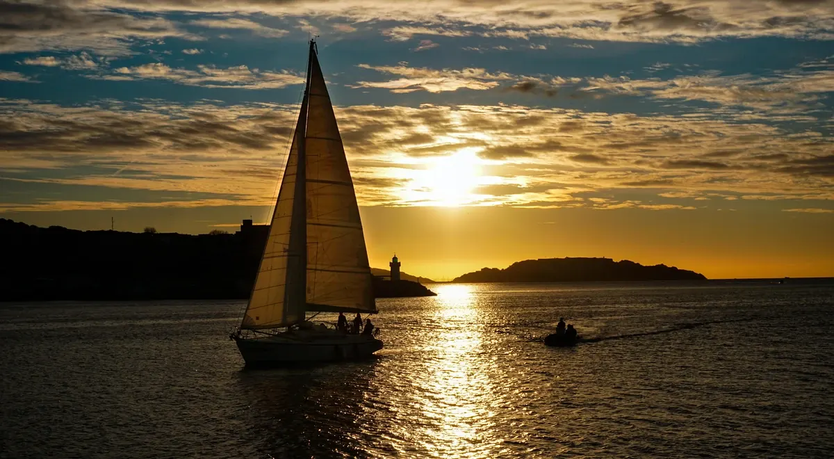 Segelboot im Gegenlicht der Abendsonne